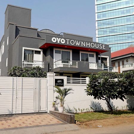 Hotel Oyo Townhouse 027 Sector 15 Gurgaon Exterior foto